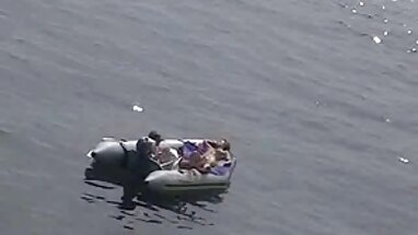 Büyük kabarcıklar nüfuz ve bir kanepede bir sürü insan ile yerli adult filmler sarışın