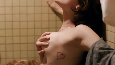 İki kişi, bir fotoğraf çekiminde poz veren bir olgun yerli porno modele yardım ediyor